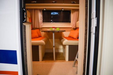 Lüks karavanın içi. Koçun ekipmanlı fotoğrafı