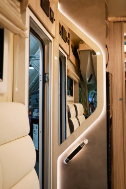 Lüks karavanın içi. Koçun ekipmanlı fotoğrafı