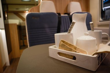 Lüks karavanın içi. Koçun ekipmanlı fotoğrafı