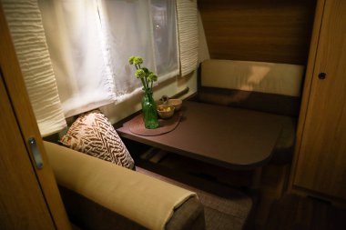 Lüks karavanın içi. Koçun ekipmanlı fotoğrafı