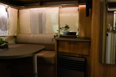 Lüks karavanın içi. Koçun ekipmanlı fotoğrafı