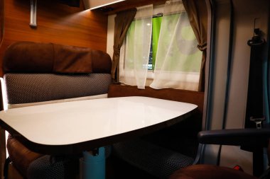 Lüks karavanın içi. Koçun ekipmanlı fotoğrafı