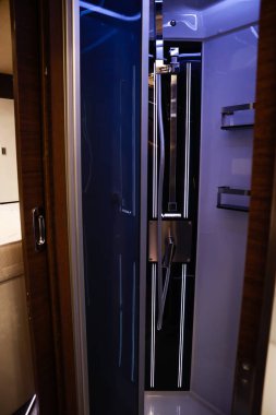 Lüks karavanın içi. Koçun ekipmanlı fotoğrafı