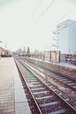 Tren yolları. Demiryolu ve taşlar. Modern şehir. Almanya