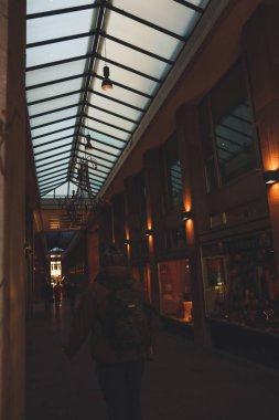 Schlossplatz 'daki mimari yapılar ve heykeller. Kekeme