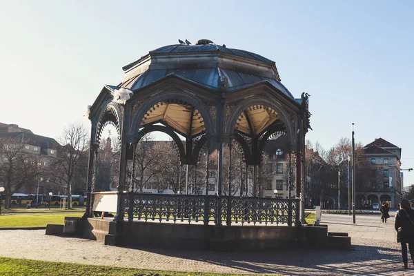 Архітектурні структури і скульптури на Schlossplatz. Штут — стокове фото