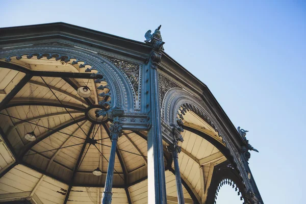 Schlossplatz 'daki mimari yapılar ve heykeller. Kekeme