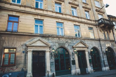 Lviv 'in eski sokakları. Avusturya mimarisi. Şehir detayları. Şey...