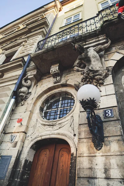 Old streets of Lviv. Austrian architecture. City details. The at — Stock Photo, Image