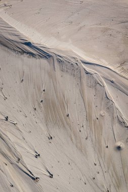 Su boşaltımından sonra gölün üzerindeki kum dokusu. Dalgalanmalar. Illus.