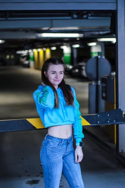 Meisje met een blauw topje. Mode en stijl. Inhoud van Instagram. — Stockfoto