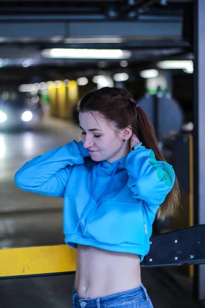 Menina em um top de colheita azul. Moda e estilo. Conteúdo do Instagram . — Fotografia de Stock