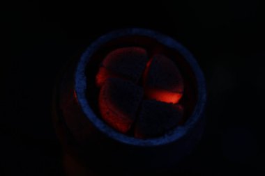 Nargile için kömür. Kırmızı kömür. Arka tarafı yırt. Yanan