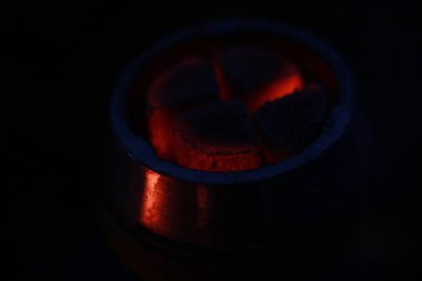 Nargile için kömür. Kırmızı kömür. Arka tarafı yırt. Yanan