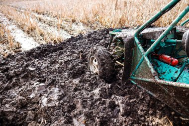 Ormana arabayla ve at arabasıyla gitmek. Dağlara yapılan off-road gezisi. Bataklıkta tekerlek