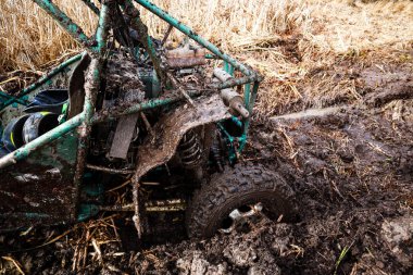 Ormana arabayla ve at arabasıyla gitmek. Dağlara yapılan off-road gezisi. Bataklıkta tekerlek