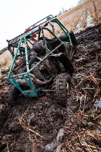 Kocsival Furikázik Erdőben Offroad Kirándulás Hegyekbe Kerék Mocsárban — Stock Fotó