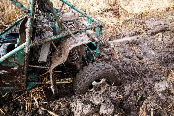 Kocsival Furikázik Erdőben Offroad Kirándulás Hegyekbe Kerék Mocsárban — Stock Fotó