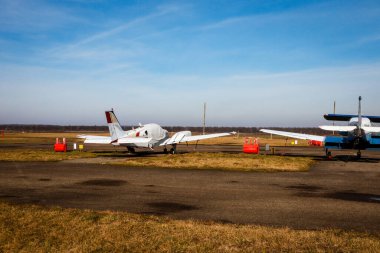 Eski bir havaalanının otoparkında küçük bir uçak duruyor. Kanatlar. Havaalanı. Havaalanı. Uçuşlar uçakla.