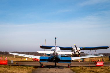 Eski bir havaalanının otoparkında küçük bir uçak duruyor. Kanatlar. Havaalanı. Havaalanı. Uçuşlar uçakla.