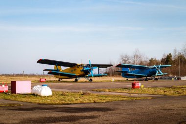Eski bir havaalanının otoparkında küçük bir uçak duruyor. Kanatlar. Havaalanı. Havaalanı. Uçuşlar uçakla.