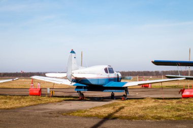 Eski bir havaalanının otoparkında küçük bir uçak duruyor. Kanatlar. Havaalanı. Havaalanı. Uçuşlar uçakla.