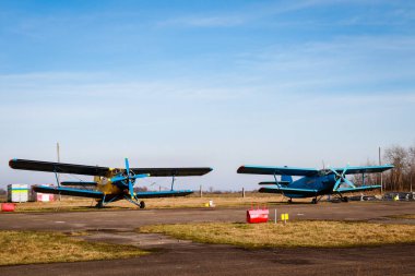Eski bir havaalanının otoparkında küçük bir uçak duruyor. Kanatlar. Havaalanı. Havaalanı. Uçuşlar uçakla.