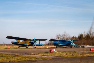 Eski bir havaalanının otoparkında küçük bir uçak duruyor. Kanatlar. Havaalanı. Havaalanı. Uçuşlar uçakla.