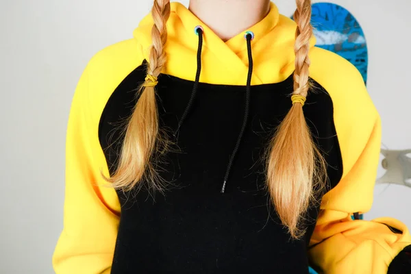 Mädchen Farbigen Langen Dünn Snowboardausrüstung Stilvolles Schießen Von Straßenkleidung Kapuzenpullover — Stockfoto