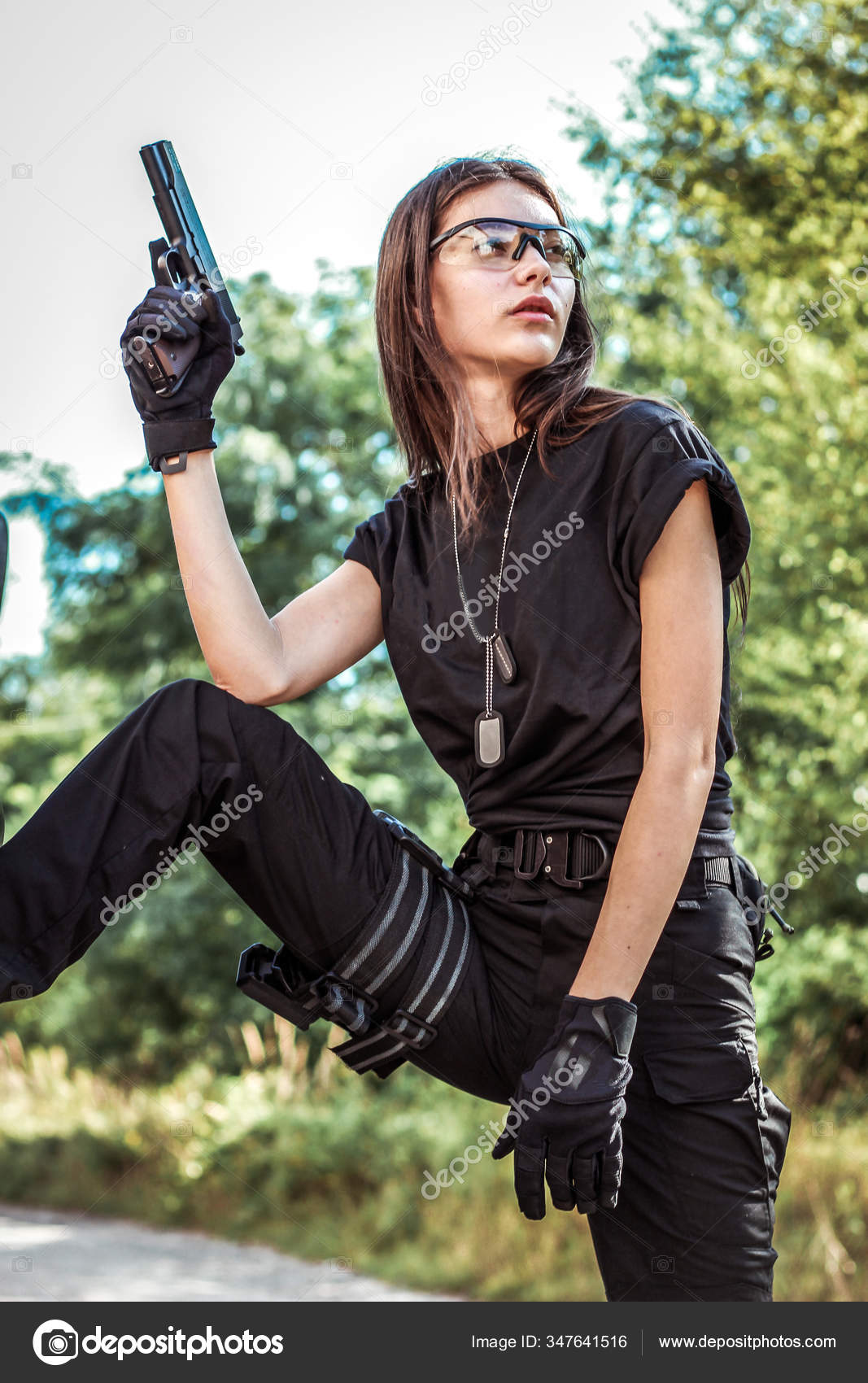 Chica Con Ropa Táctica Con Arma Mujer Militar Camiseta Pantalones:  fotografía de stock © KVVictory #347641516