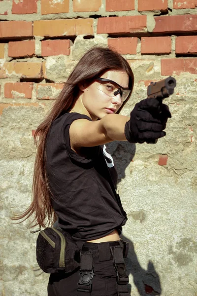 Chica Con Ropa Táctica Con Arma Mujer Militar Camiseta Pantalones:  fotografía de stock © KVVictory #347641436