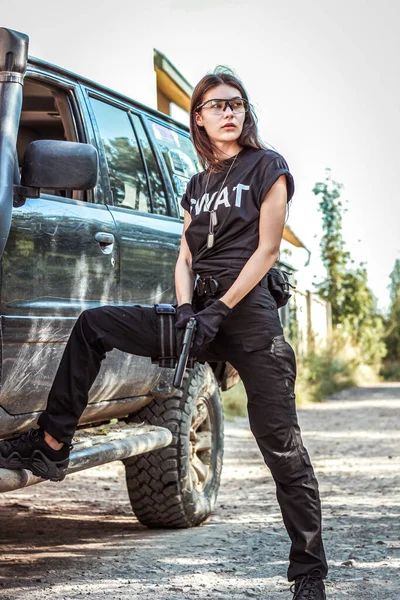 Fotos de Chica Con Ropa Táctica Con Arma Mujer Militar Camiseta Pantalones  - Imagen de © KVVictory #347641318