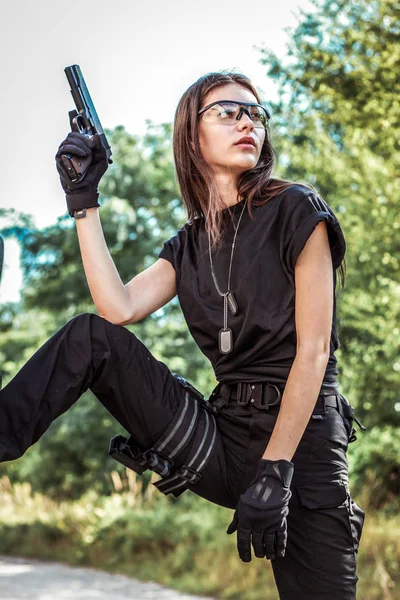Chica Con Ropa Táctica Con Arma Mujer Militar Camiseta Pantalones:  fotografía de stock © KVVictory #347641586