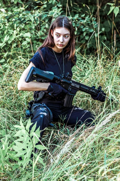 Chica Con Ropa Táctica Con Arma Mujer Militar Camiseta Pantalones:  fotografía de stock © KVVictory #347641586