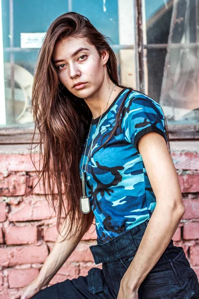 Chica Con Ropa Táctica Con Arma Mujer Militar Camiseta Azul —  Fotos de Stock