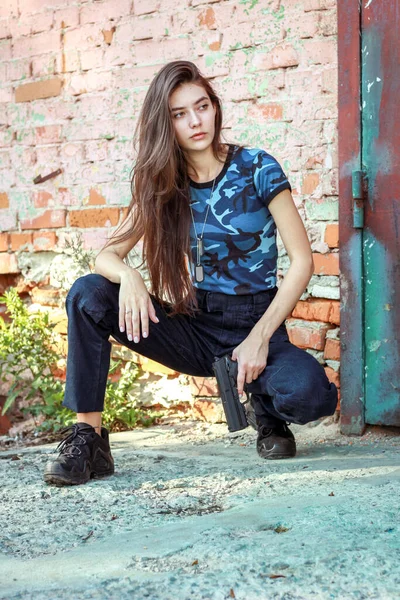 Taktikai Ruhás Lány Fegyverrel Katonai Kék Terepszínű Póló Táska Két — Stock Fotó