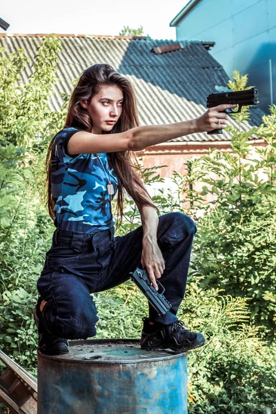 Fotos de Chica Con Ropa Táctica Con Arma Mujer Militar Camiseta Pantalones  - Imagen de © KVVictory #347641318