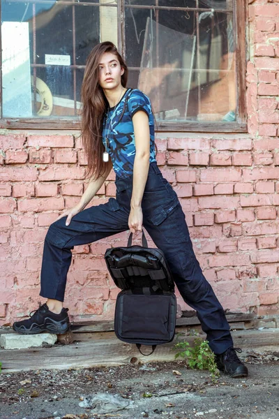 Chica Con Ropa Táctica Con Arma Mujer Militar Camiseta Azul —  Fotos de Stock