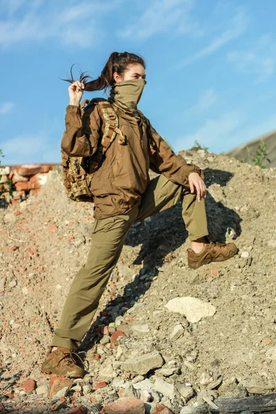 Flicka Taktiska Kläder Militär Kvinna Kamouflage Djungeläventyr Panama Vindjacka Och — Stockfoto