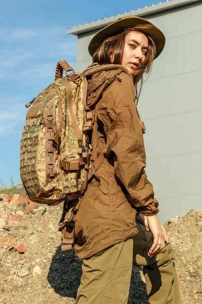 Chica Vestida Con Ropa Táctica Mujer Militar Camuflaje Aventura Selva — Foto de Stock