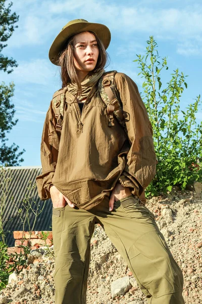 Chica Vestida Con Ropa Táctica Mujer Militar Camuflaje Aventura Selva — Foto de Stock