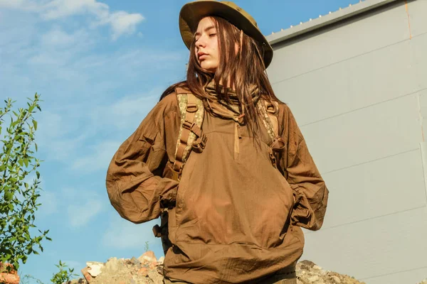 Chica Vestida Con Ropa Táctica Mujer Militar Camuflaje Aventura Selva — Foto de Stock