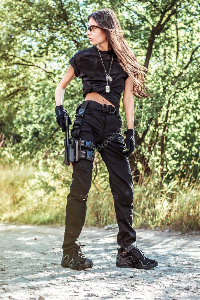 Fotos de Chica Con Ropa Táctica Con Arma Mujer Militar Camiseta Pantalones  - Imagen de © KVVictory #347641318