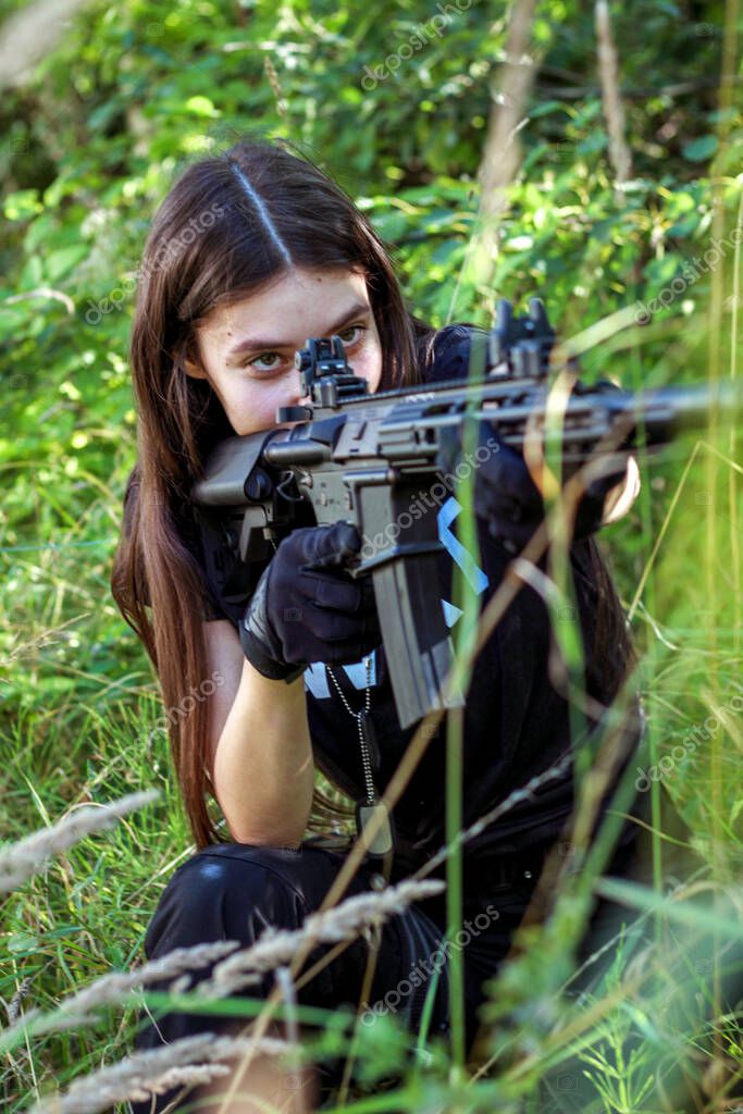 Chica Con Ropa Táctica Con Arma Mujer Militar Camiseta Pantalones:  fotografía de stock © KVVictory #347641436