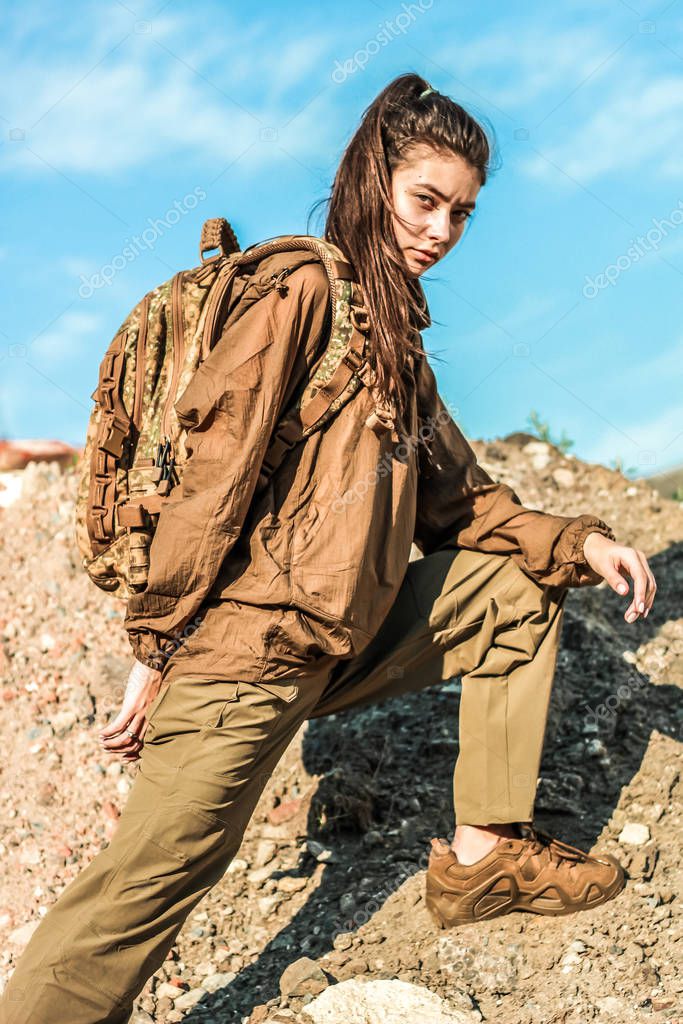 Chica Vestida Con Ropa Tactica Mujer Militar Camuflaje Aventura Selva Foto de stock KVVictory 347642676