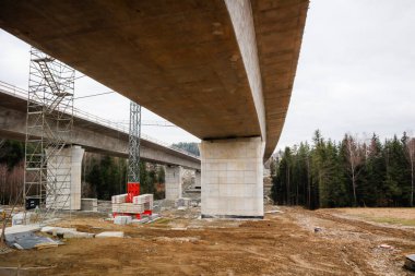 Yol yapımı. Köprü. Polonya 'da kurulum çalışmaları.