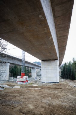 Yol yapımı. Köprü. Polonya 'da kurulum çalışmaları.