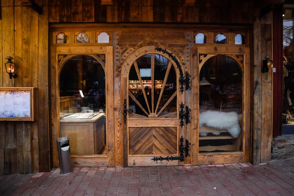 Piękne Drewniane Drzwi Rzeźba Drewnie Architektura — Zdjęcie stockowe