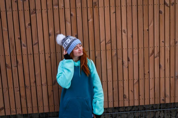 Chica Pelirroja Con Una Sudadera Con Capucha Snowboard Turquesa Fondo —  Fotos de Stock