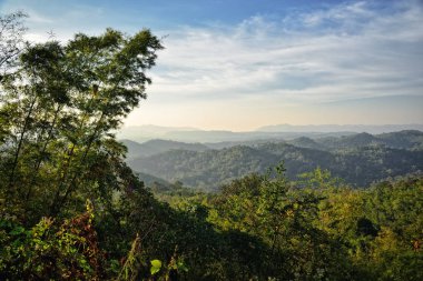 Dağ manzara: Nam Nao Milli Parkı
